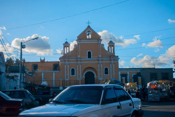 Igreja Amarela Com Carro Cinza Céu Azul — Fotografia de Stock