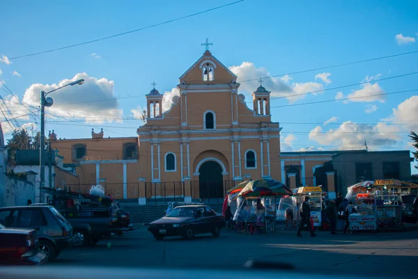 Kirche Mit Autos Vor Blauem Himmel Und Menschen — Stockfoto