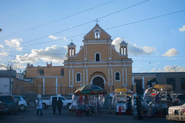 Iglesia Amarilla Con Cielo Azul Con Gente Caminando — Foto de Stock