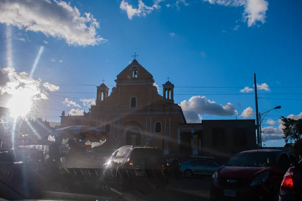 Coche Con Iglesia Frente Color Amarillo Con Rayos Sol — Foto de Stock