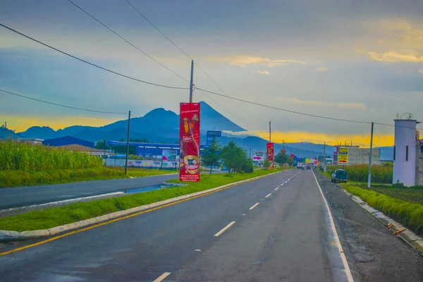Silnice Billboardy Uprostřed Horami Pozadí — Stock fotografie
