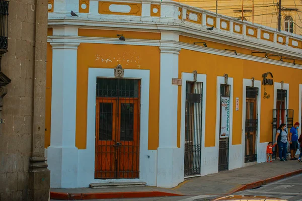 Antigua Casa Con Puertas Madera Pintadas Amarillo —  Fotos de Stock