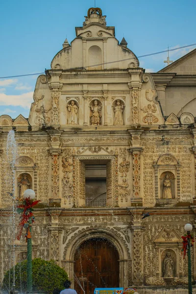 Eski Xela Figürleriyle Katolik Kilise Cephesi — Stok fotoğraf