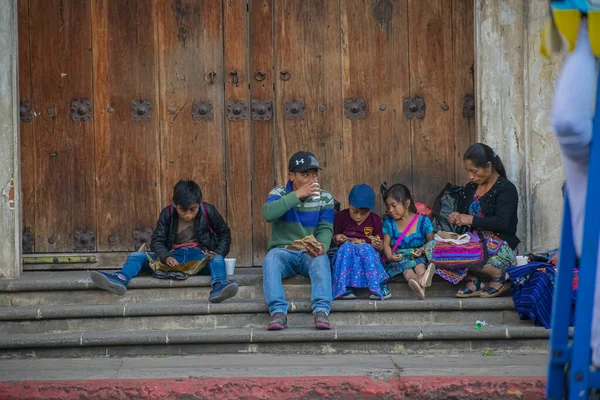 先住民の子供たちは家族と玄関の後ろで食事をし — ストック写真