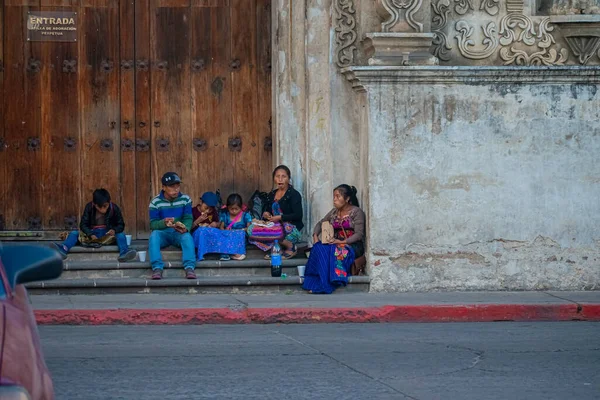 Familia Indígena Sentada Calle Con Ropa Maya —  Fotos de Stock