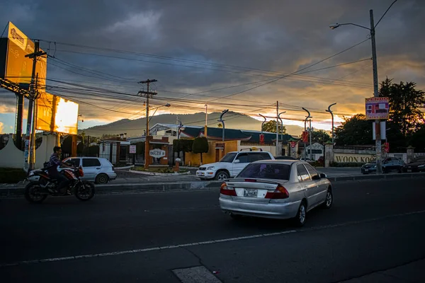 美しい夕日の道を走る車 — ストック写真