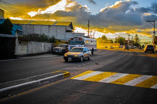 Пікап Машина Дорозі Жовтим Заходом Сонця — стокове фото