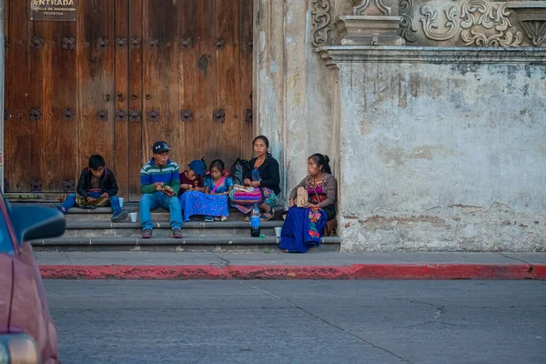 Familia Comiendo Lado Calle Con Ropa Típica Imágenes de stock libres de derechos