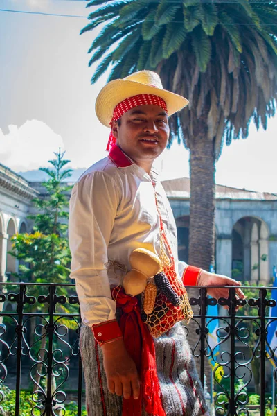 Hombre Traje Tipico Maya Con Sombrero Con Arbol Fondo — Stockfoto