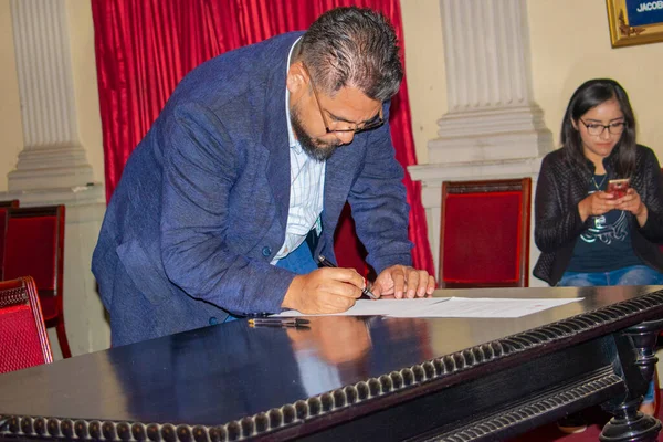 Man Underteckna Ark Träbord — Stockfoto