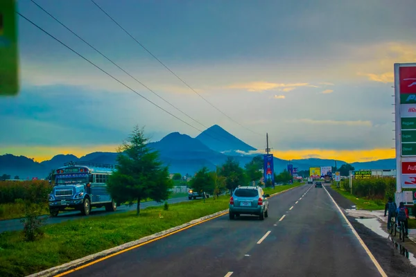 Дорожный Пейзаж Автомобилями Вулканами — стоковое фото