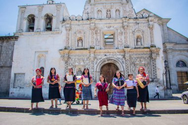 Xela 'nın arka planında kilisesi olan tipik kostümlü Maya kadınları.