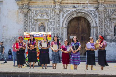 Tipik kostümlü güzel kadınlar arkada kilise olan güzel Mayalar.