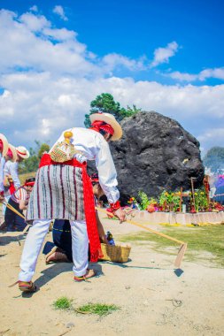 Yerli adam Maya töreninde dans edip dramatize ediyor.