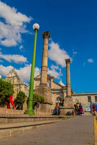 Große Säulen Mit Hintergrundkirche Und Blauem Himmel — Stockfoto