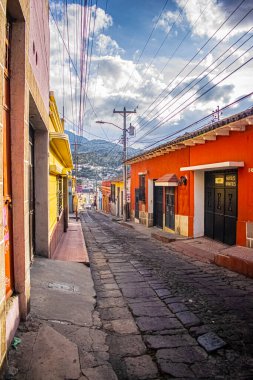 Bulutları olan klasik Stone Caddesi