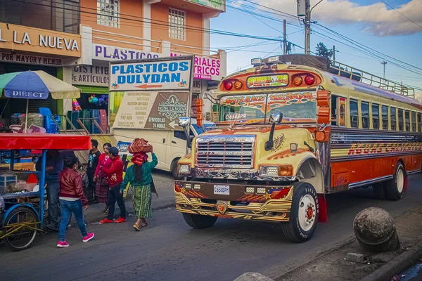 Autobús Con Gente Que Sube Viajar Otra Ciudad — Foto de Stock