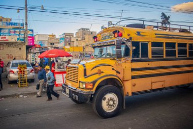 Mavi gökyüzü ve siyah pencereli sarı otobüs