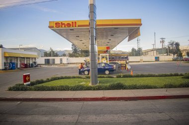 Park halindeki arabalı ve yürüyen insanlar...