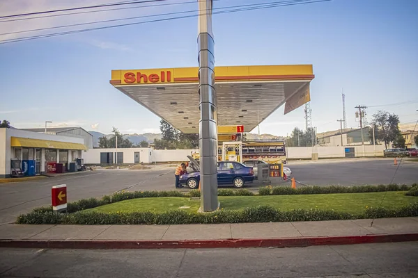 青い空と車のある黄色いガソリンスタンド — ストック写真
