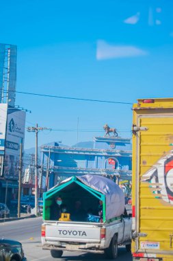 Altıncı eyalette savaş arabaları ve kemerleri olan bir şehir.