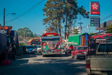 Minerva terminalinden ayrılan otobüs mavi gökyüzü ve yeşil ağaçlarla dolu.
