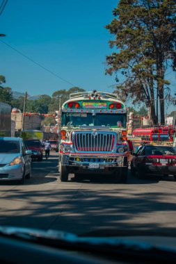 Terminalden ayrılan güzel renkli bir minibüs.