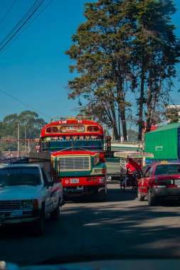 Minerva terminalinden kırmızıyla ayrılan arabası olan otobüs.