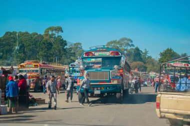 İnsanlarla mavi renkli toplu taşıma aracı