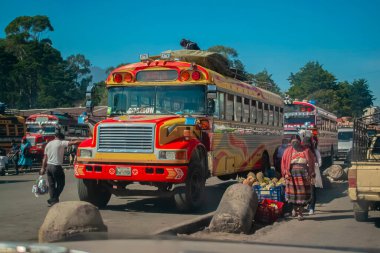 Minerva terminalinin önüne park edilmiş kırmızı minibüs.