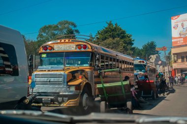 Minerva terminaline park edilmiş sarı minibüs.