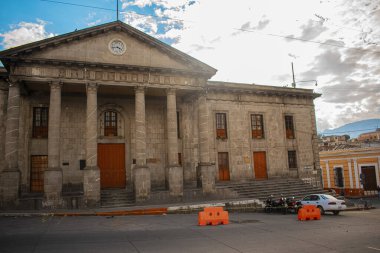 Quetzaltenango şehrinde büyük kapıları olan eski bir bina.
