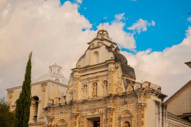 Mavi gökyüzü arka planlı katolik kilise cephesi