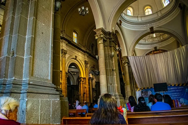 Personer Kyrkan Med Stora Pelare — Stockfoto