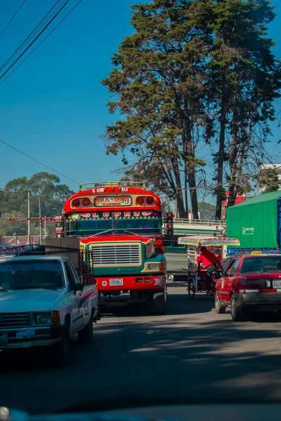 Minerva terminalinden kırmızıyla ayrılan arabası olan otobüs.