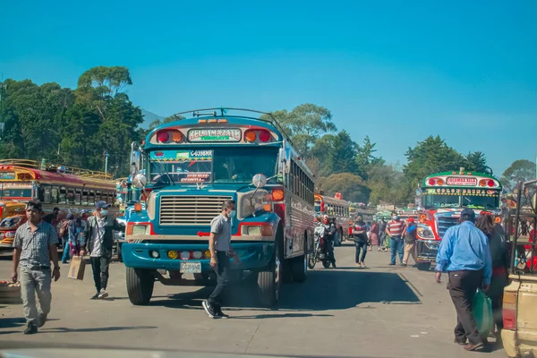 Aparcamiento Autobuses Transporte Público Color Azul Con Muchas Personas —  Fotos de Stock