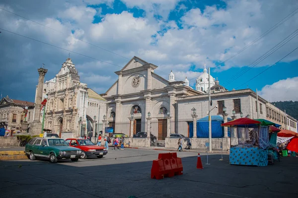 Paisagem Cidade Igreja Católica Com Pessoas — Fotografia de Stock