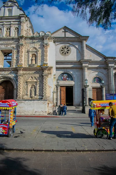 Önünde Güzel Görünüşlü Satıcıları Olan Katolik Kilisesi — Stok fotoğraf
