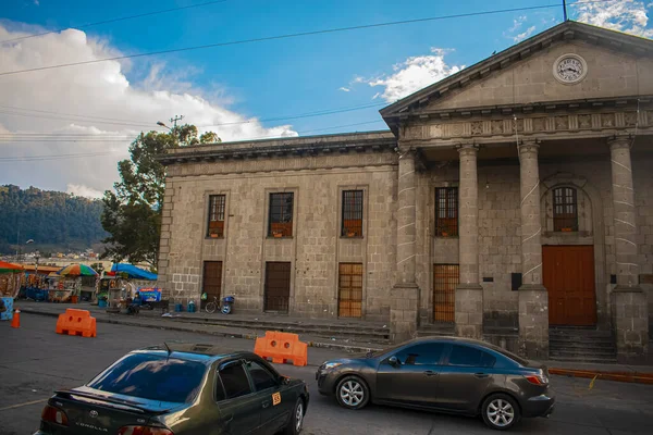 Mooi Museum Met Gebouw Met Grote Bruine Deuren — Stockfoto