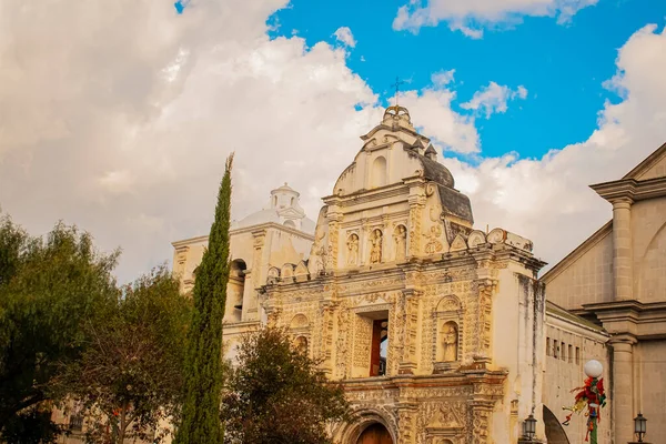 Beyaz Bulutlar Mavi Gökyüzü Ile Virgen Del Rosario Nun Klasik — Stok fotoğraf