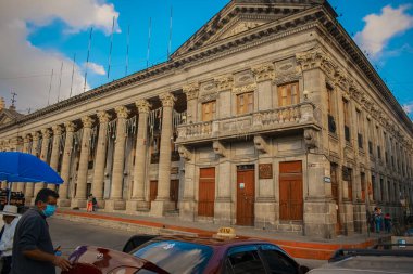 Mavi gökyüzüne sahip büyük sütunları olan Quetzaltenango belediyesi 