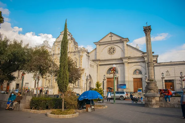 Chiesa Cattolica Con Parco Fronte Alla Città Vecchia Quetzaltenango — Foto Stock