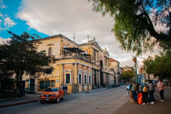 Enrique Edificio Passaggio Con Colori Gialli Con Auto Fronte — Foto Stock