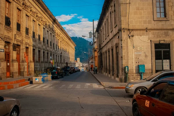 Calle Clásica Entre Edificios Clásicos Con Montañas Fondo —  Fotos de Stock