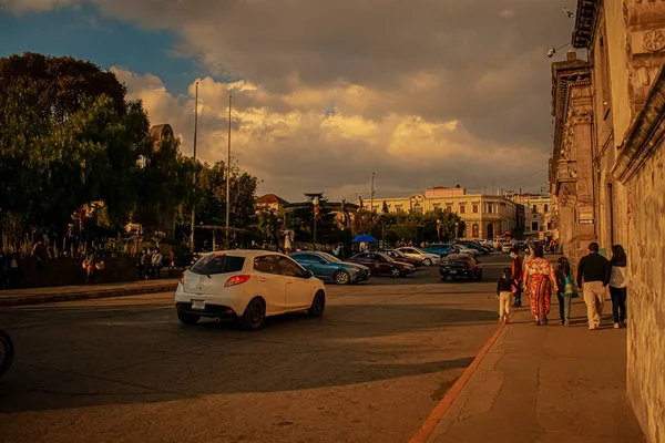 Coche Aparcado Ciudad Centro Histórico Con Nubes —  Fotos de Stock