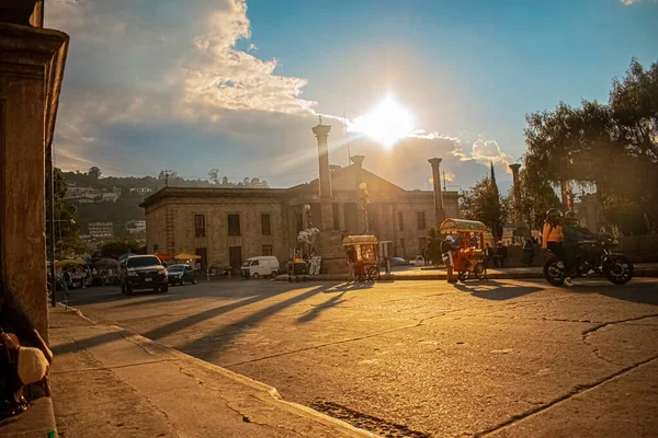 Hermoso Paisaje Atardecer Ciudad Quetzal Con Gente Caminando —  Fotos de Stock