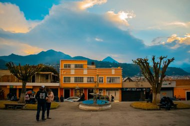 Günbatımı dağları ve bulutları olan şehir