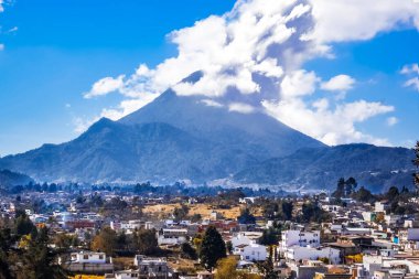 Santa Maria yanardağı kıyıdaki kasabayla birlikte patlıyor.