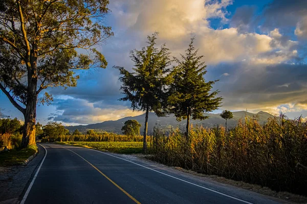 Paysage Routier Avec Nubes Rouges Jaunes Nubes Rojas Amarillas — Photo