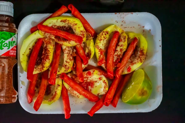 Mango Zielonej Płytce Czerwonym Chili — Zdjęcie stockowe